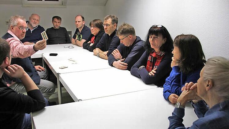 Nicht die gelbe Karte, sondern die Eichel-Zehn zeigte hier Hans Forkel bei der Schafkopf-Kurspremiere im Februar. Foto: Ralf Kestel
