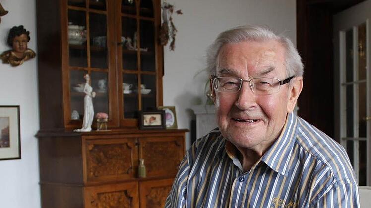 Alte Bilder lösen Erinnerungen bei Heinz Geppert aus.