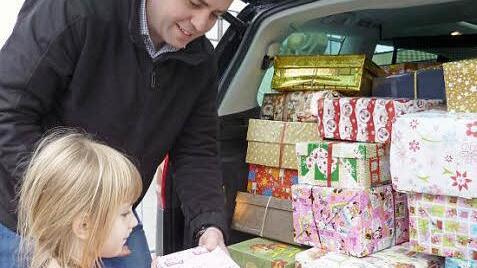 Die Kinder der Stadtsteinacher Schule halfen Christian Backert, die Pakete ins Auto zu verladen.