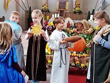 Die Kinder präsentieren beim Gottesdienst zum Begegnungstag ein szenisches Spiel über Franziskus.  Foto: sw