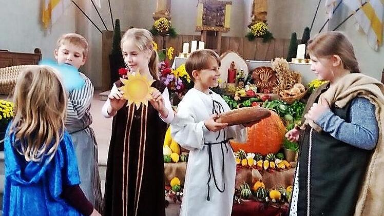 Die Kinder präsentieren beim Gottesdienst zum Begegnungstag ein szenisches Spiel über Franziskus.  Foto: sw
