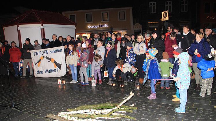 Gemeinsam ein Zeichen gesetzt: Zum ökumenischen Friedensgebet waren viele Menschen im Herzen der Kreisstadt erschienen.Gerda Völk
