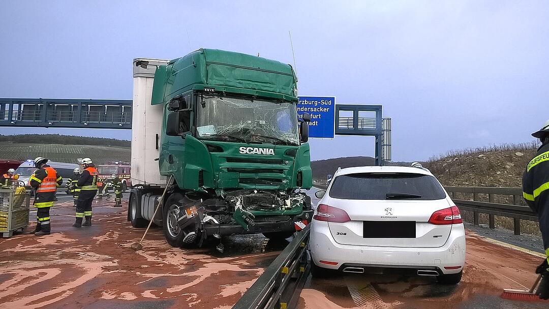 Lkw durchbricht auf A3 Leitplanke und kollidiert mit Gegenverkehr