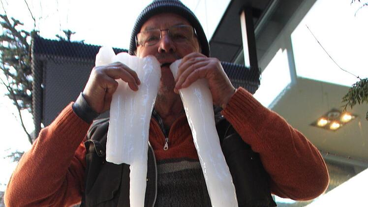 Friedrich Lechner mit seinem eisigen Fund Foto: Christian Bauriedel