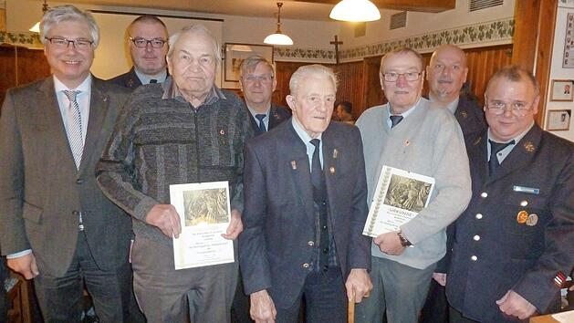 Von links: Erster Bürgermeister Rüdiger Gerst, Zweiter Vorsitzender Volker Pflaum, Hauck Robert (50 Jahre), Zweiter Kommandant Wolfgang Eichhorn, Willi Molitor (70 Jahre), Adam Schütz (50 Jahre), Erster Kommandant Bernhard Gries, Erster Vorsitzender Max Eichhorn Foto: p