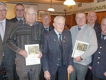 Von links: Erster Bürgermeister Rüdiger Gerst, Zweiter Vorsitzender Volker Pflaum, Hauck Robert (50 Jahre), Zweiter Kommandant Wolfgang Eichhorn, Willi Molitor (70 Jahre), Adam Schütz (50 Jahre), Erster Kommandant Bernhard Gries, Erster Vorsitzender Max Eichhorn Foto: p
