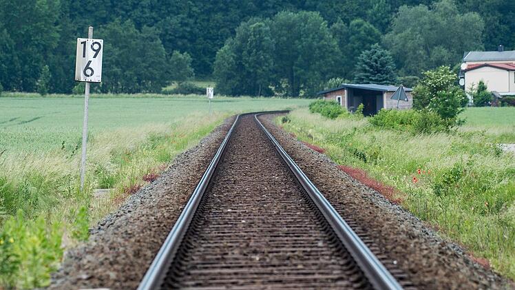 Unbekannte haben einen Anschlag auf eine Bahnstrecke zwischen Halberstadt und Goslar verübt. Bei Ilsenburg legten sie brennende Reifen ins Gleis, beschädigten Kabelschächte und kippten Flüssigbeton aus, wie eine Sprecherin der Bundespolizei in Magdeburg sagte. Foto: Swen Pförtner/dpa