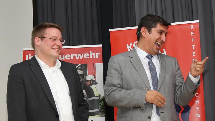 Dirk Koch und Cem Karakaya freuen sich über die Erinnerungsgeschenke