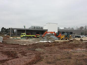 In der Krappenrother Straße in Lichtenfels, hinter der OMV-Tankstelle, entsteht die Regiomed-Großküche. Hier ein Blick auf die Baustelle. Foto: Popp