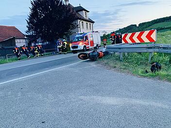Junger Kradfahrer nach Sturz schwer verletzt