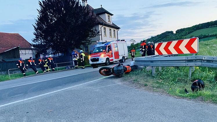 Junger Kradfahrer nach Sturz schwer verletzt