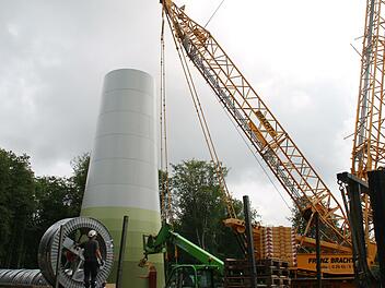 Das erste Windrad wächst langsam über die Bäume hinaus. Mit neun gesetzten Ringen ist es exakt 31,88 Meter hoch. 150 Meter misst dann die fertige Nabenhöhe.
