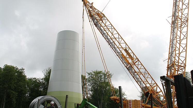 Das erste Windrad wächst langsam über die Bäume hinaus. Mit neun gesetzten Ringen ist es exakt 31,88 Meter hoch. 150 Meter misst dann die fertige Nabenhöhe.