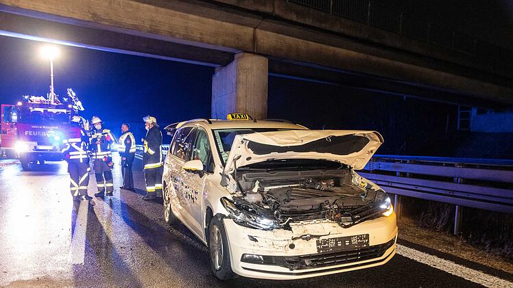 BMW kollidiert mit Taxi und überschlägt sich mehrfach: Zwei Schwerverletzte