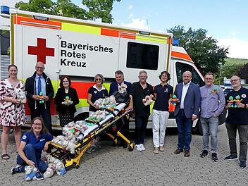 Bei der Spendenübergabe auf dem Rot-Kreuz-Platz freuten sich die BRK-Vertreter über eine Armada von Kuscheltieren, die künftig kranke Kinder trösten sollen.
