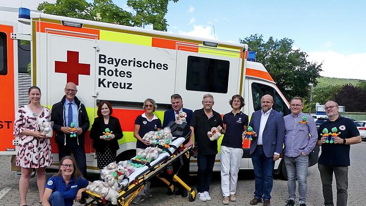 Bei der Spendenübergabe auf dem Rot-Kreuz-Platz freuten sich die BRK-Vertreter über eine Armada von Kuscheltieren, die künftig kranke Kinder trösten sollen.