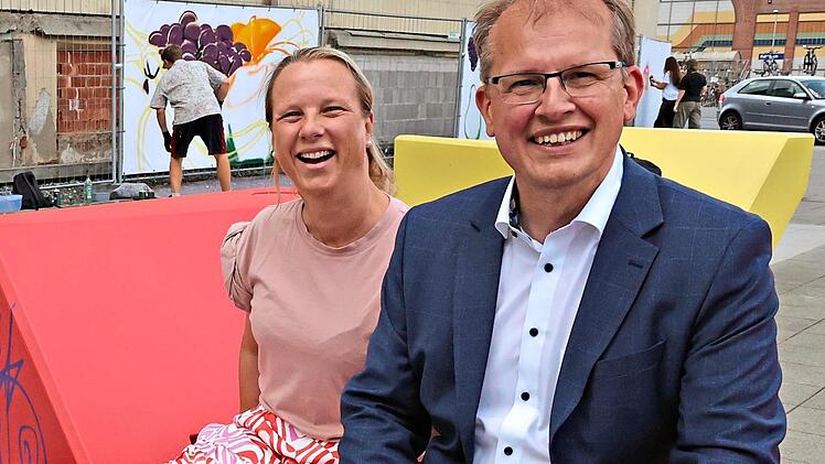 OB Ralf Hartnack und Susanne Strebin von der Uni haben es sich auf den &bdquo;Enzis&ldquo; bequem gemacht.