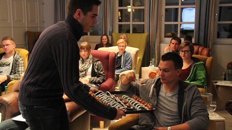 So schmeckt auch die Theorie - Alexander Herrmann hatte löffelweise Geschmacksproben für die Raps-Azubis parat. Foto: Sonja Adam