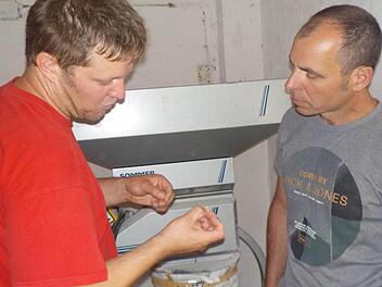 Bierbrauer Manuel Müller (links) und Joachim Lutz unterhalten sich in der Goikelbrauerei, in der das Festbier für die 850-Jahr-Feier von Wartmannsroth gebraut wird. Foto: Frank Diemer