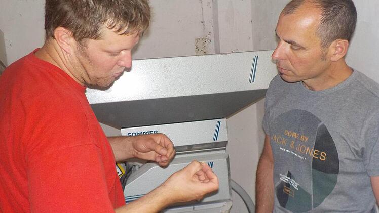 Bierbrauer Manuel Müller (links) und Joachim Lutz unterhalten sich in der Goikelbrauerei, in der das Festbier für die 850-Jahr-Feier von Wartmannsroth gebraut wird. Foto: Frank Diemer