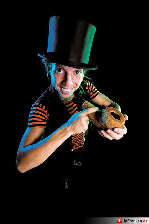 Der brasilianische Künstler Dan Marques entführt in seiner Show «Funnykito» in eine mysteriöse, doch humorvolle Welt voll schräger Magie.