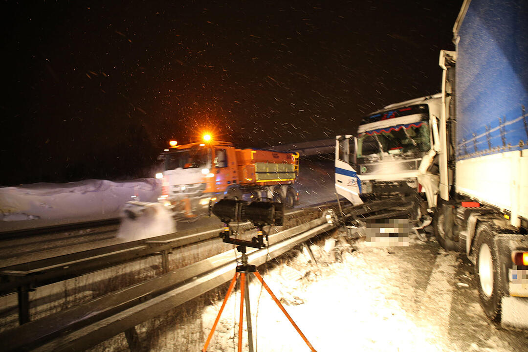 Lkw prallt auf A9 in Unfallstelle