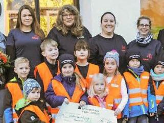 Anna Degen (2. v. l.) überreichte den symbolischen Scheck an die Vertreter der Feuerwehr. Foto: Johanna Blum