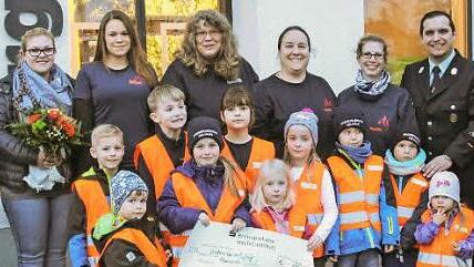 Anna Degen (2. v. l.) überreichte den symbolischen Scheck an die Vertreter der Feuerwehr. Foto: Johanna Blum