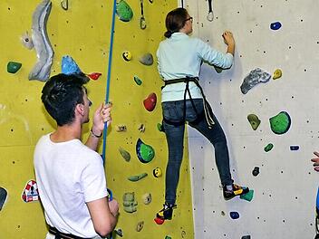 Zwei Jugendliche üben an der Kletterwand in Kronach unter der Aufsicht von Reimund Heinlein (rechts) vom DAV. Fotos: Karl-Heinz Hofmann