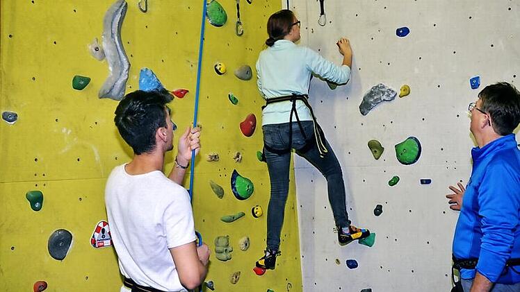 Zwei Jugendliche üben an der Kletterwand in Kronach unter der Aufsicht von Reimund Heinlein (rechts) vom DAV. Fotos: Karl-Heinz Hofmann