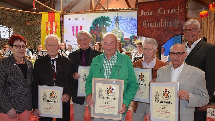 Seit 70 Jahren Mitglied der FFW Gauaschach ist Ludwig Dittmann (Bildmitte in grüner Jacke). Er wird flankiert von den Gratulanten und vier Feuerwehrkollegen, die seit 60 Jahren der Wehr die Treue halten. Im Bild von links: stellvertretende Landrätin Monika Horcher (Die Grünen), Arthur Göbel, Erwin Bock, Ludwig Dittmann, Karl Löser, Ludwig Oswald und zweiter Bürgermeister Reimar Glückler.  Jana Keul