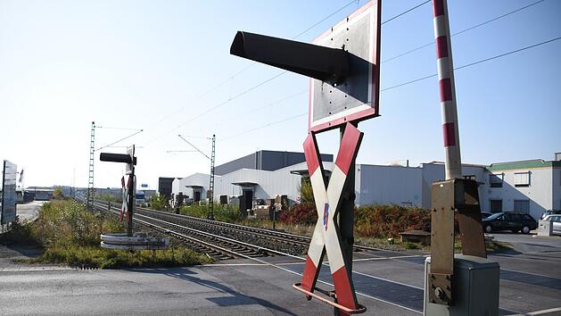 Der Bahn&uuml;bergang in der Reundorfer Stra&szlig;e in Lichtenfels mit Blick nach Reundorf. Im Hintergrund erkennt man noch die Kr&auml;ne von Concept laser. Zwischen dem Bahn&uuml;bergang und Reundorf k&ouml;nnte die neue Bahnhaltestelle entstehen.Christoph Wiedemann