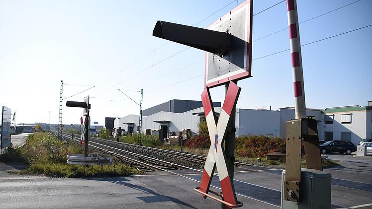 Der Bahnübergang in der Reundorfer Straße in Lichtenfels mit Blick nach Reundorf. Im Hintergrund erkennt man noch die Kräne von Concept laser. Zwischen dem Bahnübergang und Reundorf könnte die neue Bahnhaltestelle entstehen.Christoph Wiedemann