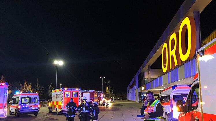 Gro&szlig;einsatz in Schwabach: Das  Einkaufszentrum "ORO" musste am Dienstagabend komplett ger&auml;umt werden. Foto: News5/Schmelzer