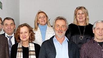 Für 40-jährige Dienstzeit wurden ausgezeichnet: Berthold Löser, Eleonore Farmand, Herbert Meinunger und Wolfgang Lachmann (vorne von links); mit im Bild sind stellvertretender Landrat Oskar Ebert, Schulamtsdirektorin Claudia Schmidt, Schulrätin Susanne Vodde und Personalratsvorsitzender Matthias Weinberger (hintere Reihe von links).