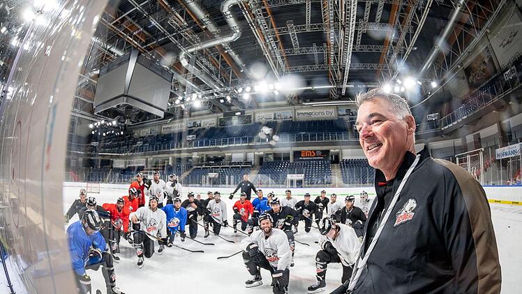 Mitten im Hochsommer bittet Trainer Kurt Kleinendorst die Eishockey-Profis der Nürnberg Ice Tigers zur ersten Einheit. Foto: Zink