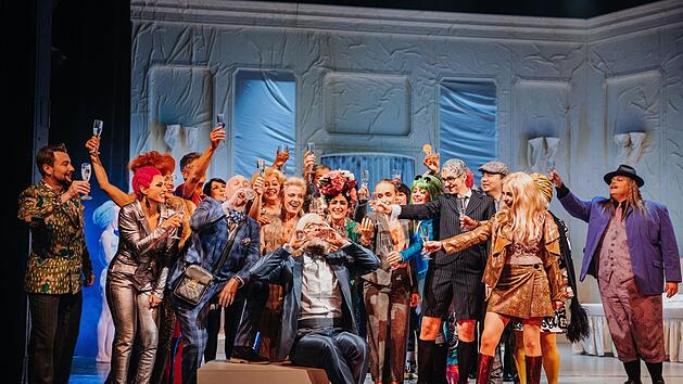 Turbulent und bunt: Szene aus der Coburger Neuinszenierung der Strau&szlig;-Operette "Die Fledermaus" am LandestheaterFoto: Sebastian Buff