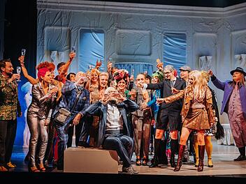 Turbulent und bunt: Szene aus der Coburger Neuinszenierung der Strauß-Operette "Die Fledermaus" am LandestheaterFoto: Sebastian Buff