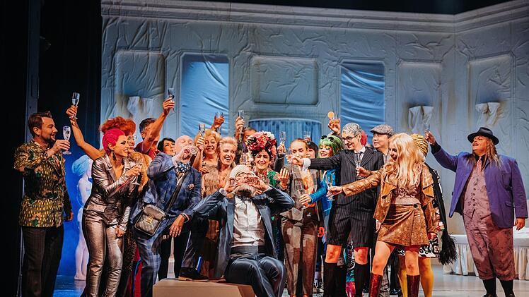 Turbulent und bunt: Szene aus der Coburger Neuinszenierung der Strauß-Operette "Die Fledermaus" am LandestheaterFoto: Sebastian Buff