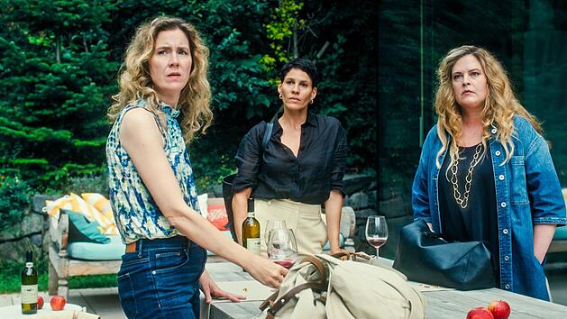 F&uuml;r die Freundinnen (von links) Christiane (Franziska Hackl), In&egrave;s (Jasmin Gerat) und Doris (Diana Amft) sowie Miriam (Franziska Weisz, nicht im Bild) gehen die Geschehnisse der Serie "Tage, die es nicht gab" (2023) weiter. Auch in der Fortsetzung ersch&uuml;ttert wieder ein Mordfall ihr Leben.