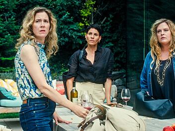 F&uuml;r die Freundinnen (von links) Christiane (Franziska Hackl), In&egrave;s (Jasmin Gerat) und Doris (Diana Amft) sowie Miriam (Franziska Weisz, nicht im Bild) gehen die Geschehnisse der Serie "Tage, die es nicht gab" (2023) weiter. Auch in der Fortsetzung ersch&uuml;ttert wieder ein Mordfall ihr Leben.