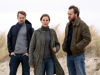 Hauptkommissarin Ann Kathrin Klaasen (Picco von Groote) ermittelt mit ihrem Ehemann und Kollegen Frank Weller (Tom Radisch, rechts) im Fall eines r&auml;chenden Killers mit Teufelsmaske. Sie wissen zun&auml;chst nicht, dass der Arzt Dr. Sommerfeldt (Sven Schelker) dahintersteckt.