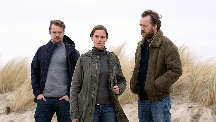 Hauptkommissarin Ann Kathrin Klaasen (Picco von Groote) ermittelt mit ihrem Ehemann und Kollegen Frank Weller (Tom Radisch, rechts) im Fall eines r&auml;chenden Killers mit Teufelsmaske. Sie wissen zun&auml;chst nicht, dass der Arzt Dr. Sommerfeldt (Sven Schelker) dahintersteckt.