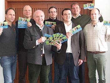 Die Vorstellung des Jahresprogramms 2013 des Verein Naturpark und Biosphärenreservat. Das Bild zeigt von links: Claus Schenk, Klaus Spitzl, Landrat Thomas Habermann, Joachim Schneider, Bernd Fischer, Michael Pfaff und Michael Dohrmann. Foto: Eckert
