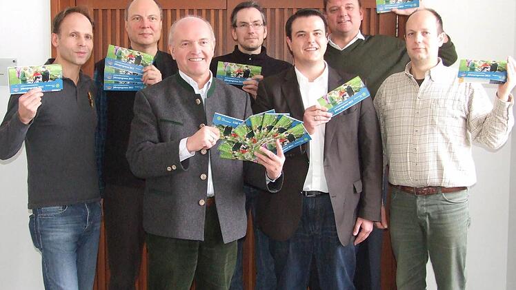 Die Vorstellung des Jahresprogramms 2013 des Verein Naturpark und Biosphärenreservat. Das Bild zeigt von links: Claus Schenk, Klaus Spitzl, Landrat Thomas Habermann, Joachim Schneider, Bernd Fischer, Michael Pfaff und Michael Dohrmann. Foto: Eckert