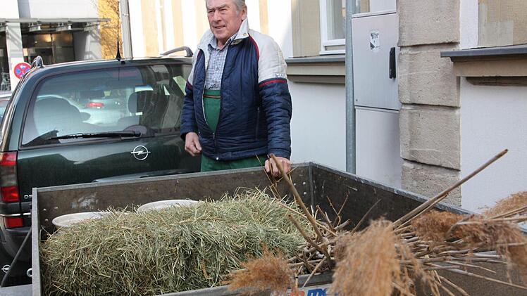 Otto Oberndorfer liefert Heu und Schilf