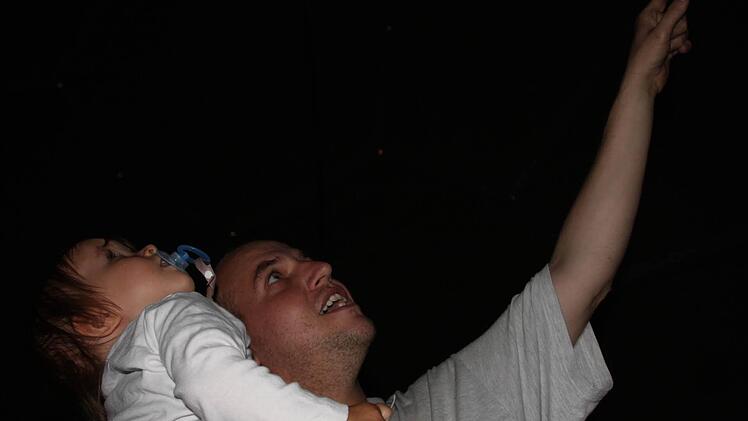 Auch die zweijährige Anna schaut sich mit ihrem Vater die Kuppel an.