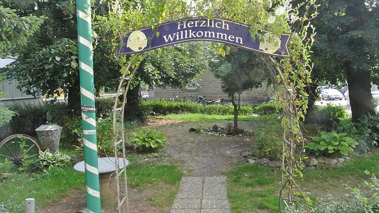 Rechts am Bahnhof hat der frühere Gastwirt ein kleines Gärtchen für die Gäste angelegt. Die Wirtschaft ist zu, das Gärtchen liegt brach. Ein Reiseshop soll kommen.