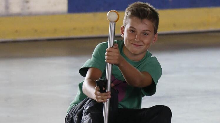 Lorenz Eck (12) fährt das E-Skateboard stehend - und sitzend.