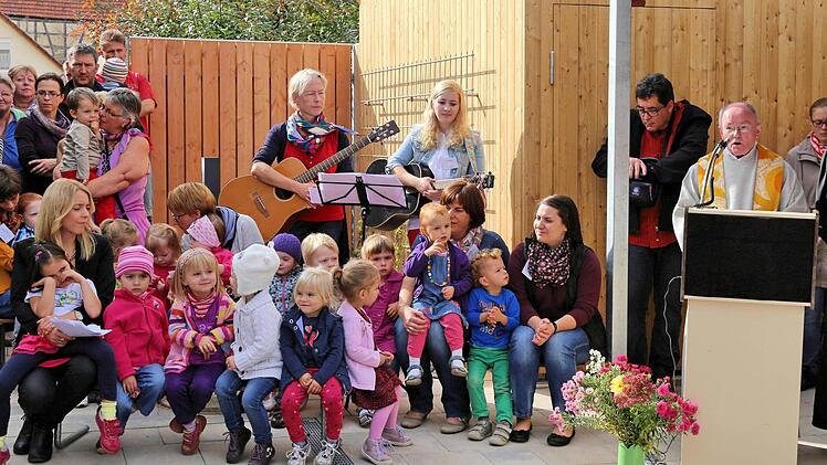 Der katholische Pfarrer Finger und sein evangelischer Kollege Bonawitz (rechts) segneten die neue Kita. Links auf der Bank sitzt Kita-Leiterin Heike Deuschler.